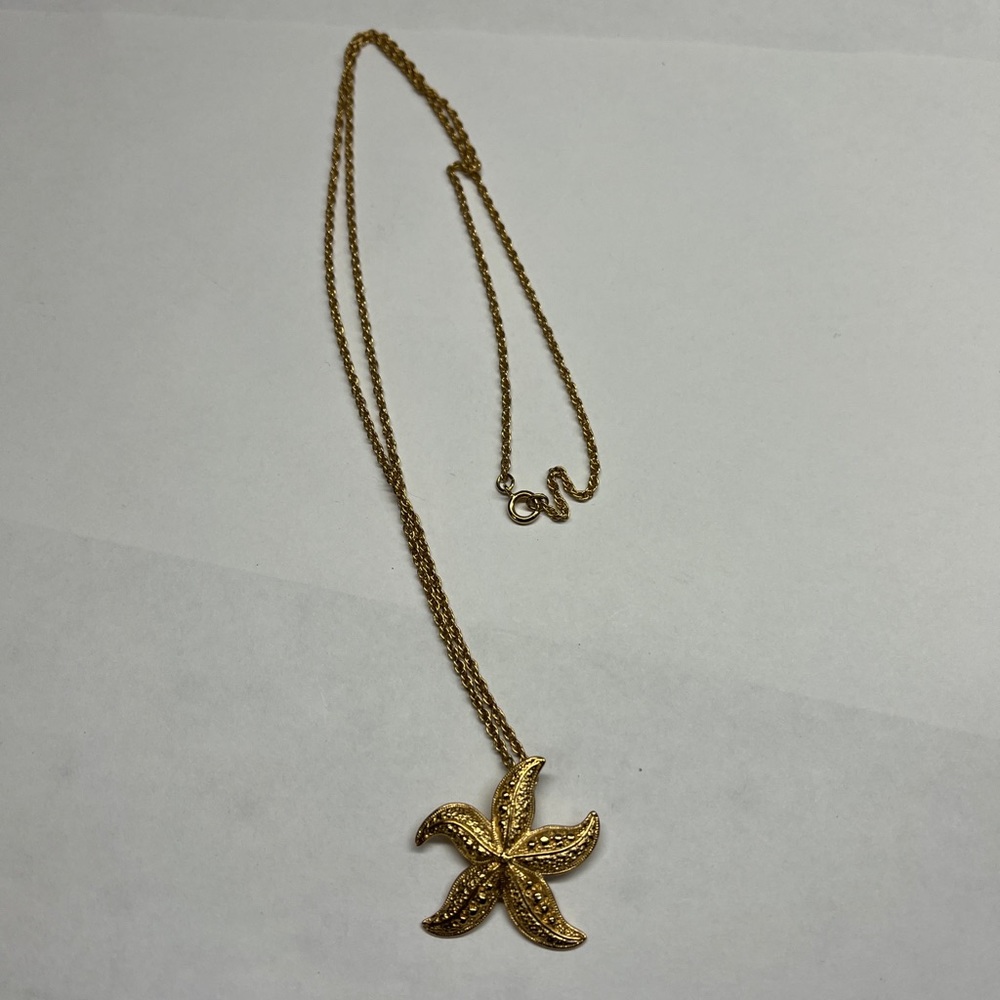 Starfish Pendant Goldtone Necklace Long Chain. 
Beautiful starfish about 1 1/4 “